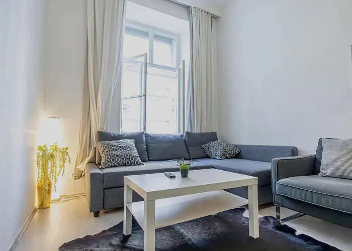 Budget & Friendly 1br & Lr Close To Belvedere Palace *