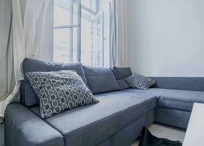 Budget & Friendly 1br & Lr Close To Belvedere Palace