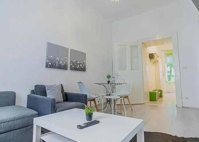 Budget & Friendly 1br & Lr Close To Belvedere Palace * Viena