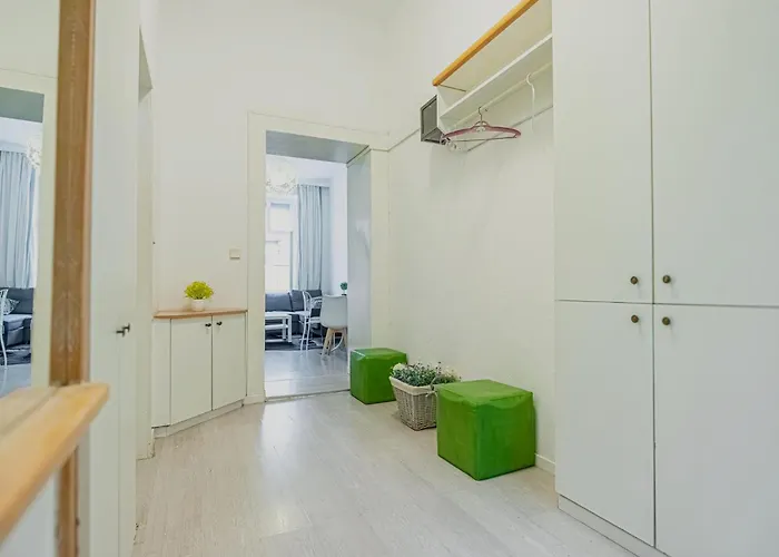 Budget & Friendly 1br & Lr Close To Belvedere Palace Apartamento