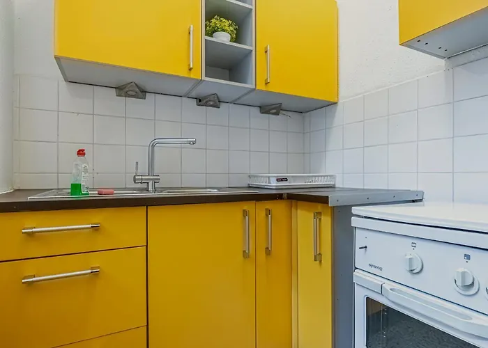 Budget & Friendly 1br & Lr Close To Belvedere Palace *