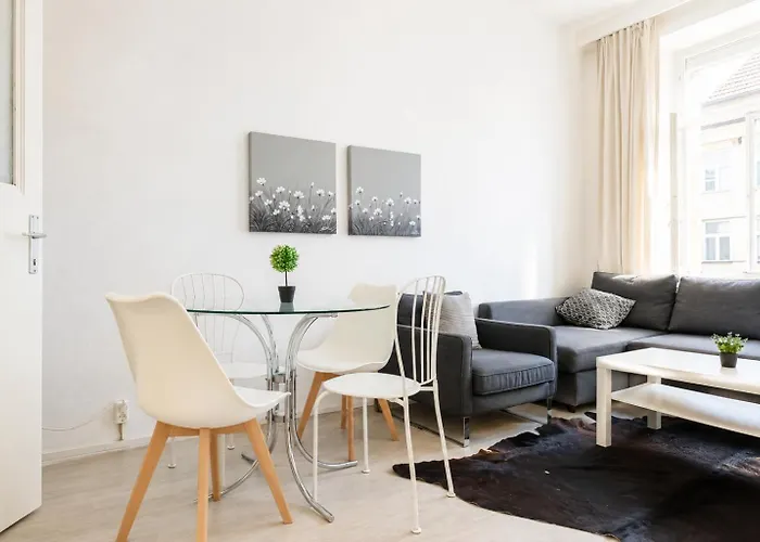 Budget & Friendly 1br & Lr Close To Belvedere Palace *