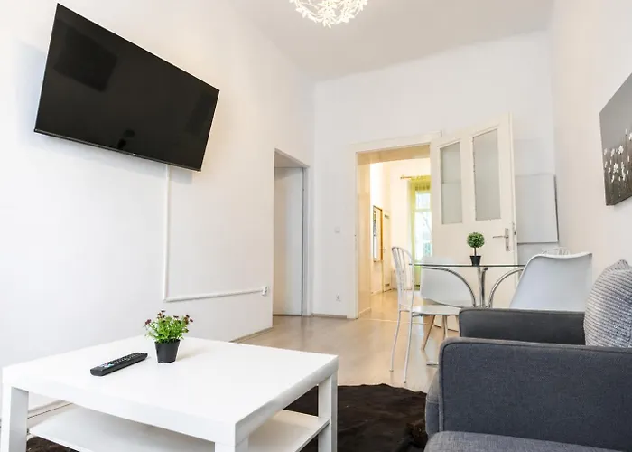 Budget & Friendly 1br & Lr Close To Belvedere Palace Apartamento