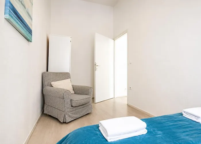 Budget & Friendly 1br & Lr Close To Belvedere Palace Apartamento