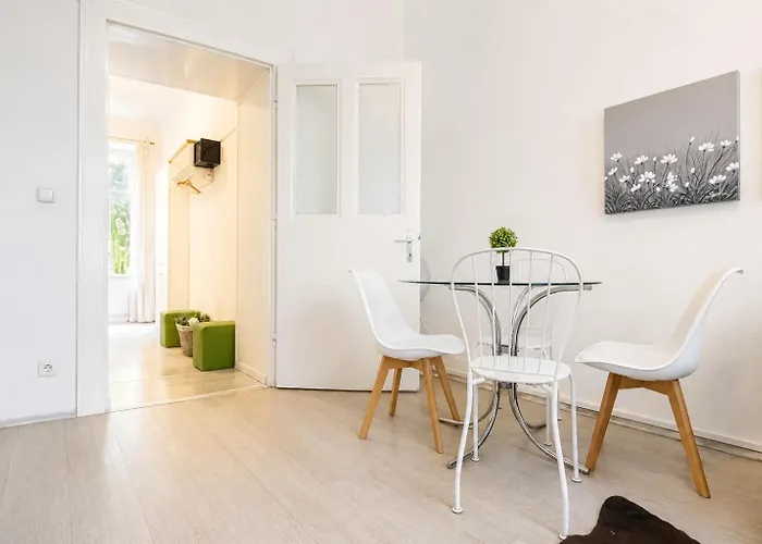 Budget & Friendly 1br & Lr Close To Belvedere Palace Apartamento *