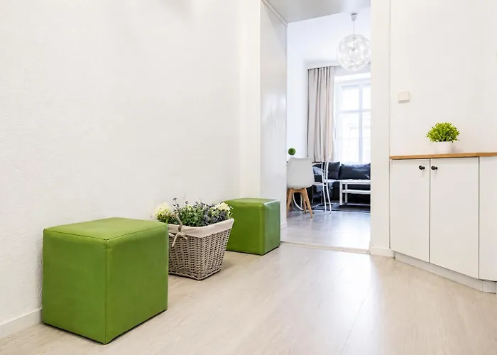 Budget & Friendly 1br & Lr Close To Belvedere Palace *
