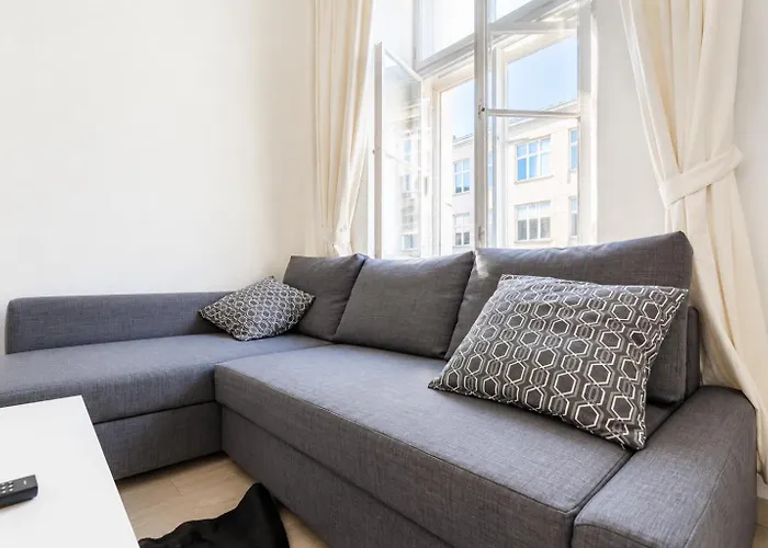 Budget & Friendly 1br & Lr Close To Belvedere Palace Apartamento